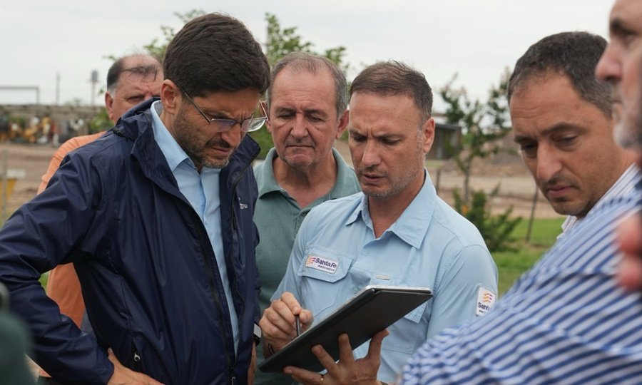 Obras de mantenimiento y limpieza en canales estratégicos del sistema de defensas hídricas del Gran Santa Fe.