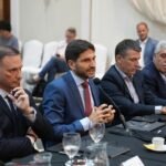 El gobernador de Santa Fe, Maximiliano Pullaro, durante un encuentro institucional con representantes del sector productivo y económico de la provincia.