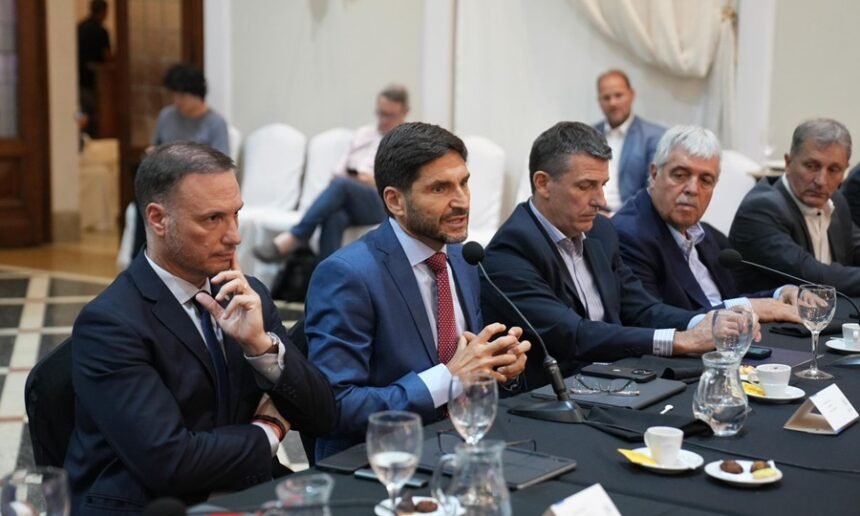 El gobernador de Santa Fe, Maximiliano Pullaro, durante un encuentro institucional con representantes del sector productivo y económico de la provincia.