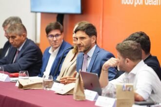 El gobernador Maximiliano Pullaro durante una reunión de Gabinete ampliado en la sede de Gobierno de Rosario.