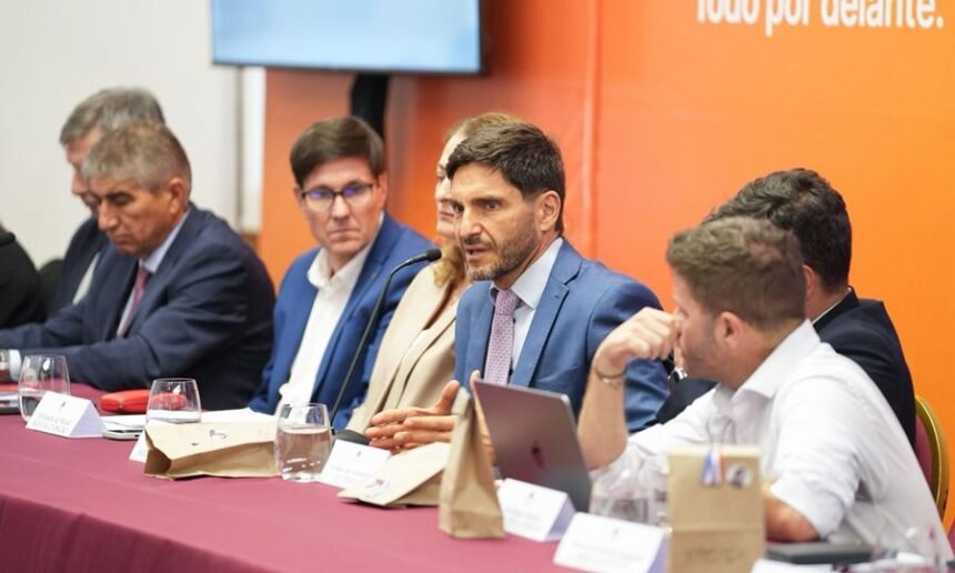 El gobernador Maximiliano Pullaro durante una reunión de Gabinete ampliado en la sede de Gobierno de Rosario.