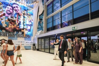 El gobernador Maximiliano Pullaro encabezó la inauguración del renovado Aeropuerto Internacional Islas Malvinas de Rosario, tras una inversión histórica realizada íntegramente con fondos provinciales.