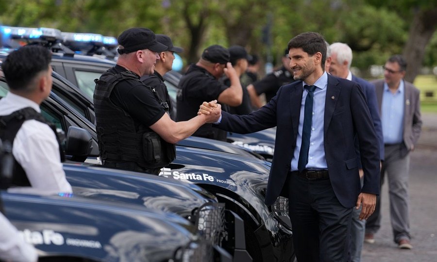 Vehículos policiales durante una entrega oficial en la provincia de Santa Fe.