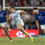 Los Pumas 7s disputan una pelota clave ante Francia durante un intenso pasaje del partido en Ciudad del Cabo.