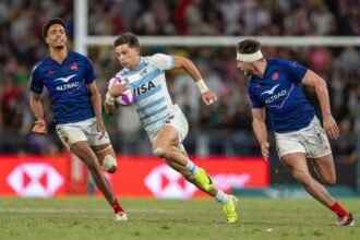 Los Pumas 7s disputan una pelota clave ante Francia durante un intenso pasaje del partido en Ciudad del Cabo.