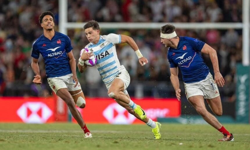 Los Pumas 7s disputan una pelota clave ante Francia durante un intenso pasaje del partido en Ciudad del Cabo.