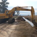Maquinaria provincial durante trabajos de mantenimiento hídrico en territorio santafesino.