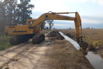 Maquinaria provincial durante trabajos de mantenimiento hídrico en territorio santafesino.
