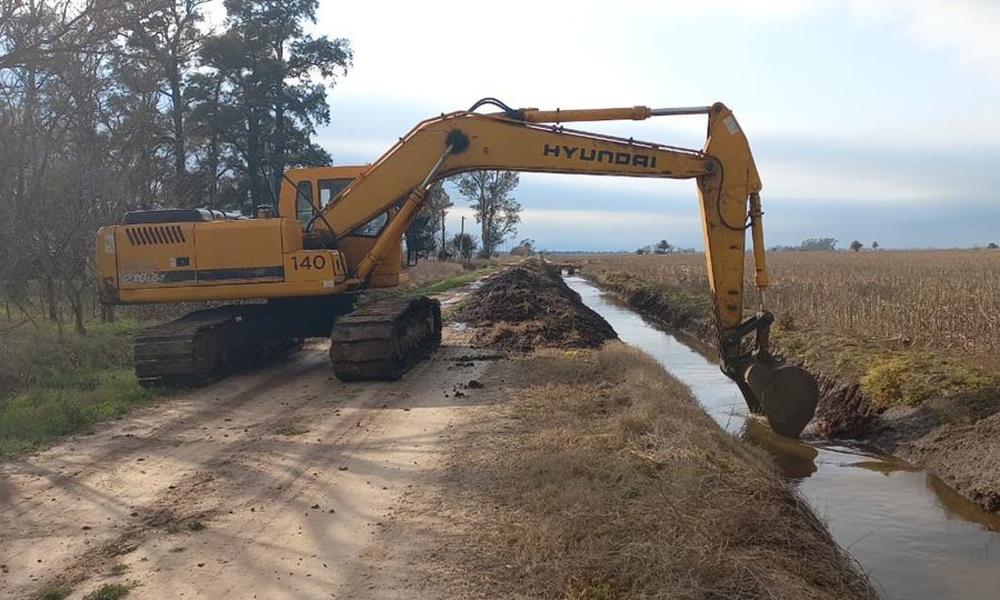 Maquinaria provincial durante trabajos de mantenimiento hídrico en territorio santafesino.