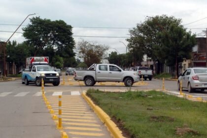 Nueva rotonda en la intersección de Gorriti y Bernardo de Irigoyen, una obra destinada a mejorar la seguridad vial y ordenar la circulación en la ciudad de Santa Fe.
