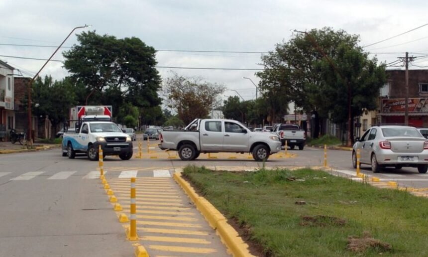 Nueva rotonda en la intersección de Gorriti y Bernardo de Irigoyen, una obra destinada a mejorar la seguridad vial y ordenar la circulación en la ciudad de Santa Fe.