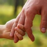 Familias y postulantes participando de instancias informativas sobre adopción.