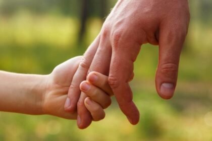 Familias y postulantes participando de instancias informativas sobre adopción.