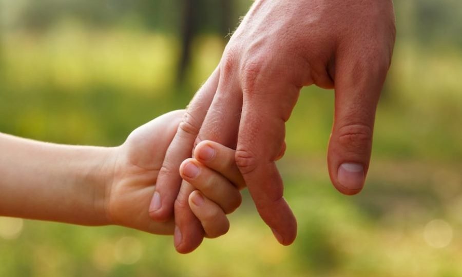 Familias y postulantes participando de instancias informativas sobre adopción.