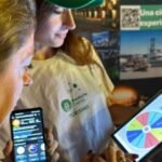 Visitantes recorriendo espacios culturales y recreativos en la ciudad de Santa Fe.