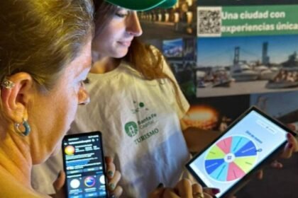 Visitantes recorriendo espacios culturales y recreativos en la ciudad de Santa Fe.