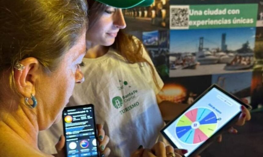 Visitantes recorriendo espacios culturales y recreativos en la ciudad de Santa Fe.