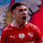Santiago Montiel durante un partido con Independiente: el delantero argentino fue distinguido con el Premio Puskás por uno de los goles más espectaculares del año.