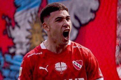 Santiago Montiel durante un partido con Independiente: el delantero argentino fue distinguido con el Premio Puskás por uno de los goles más espectaculares del año.