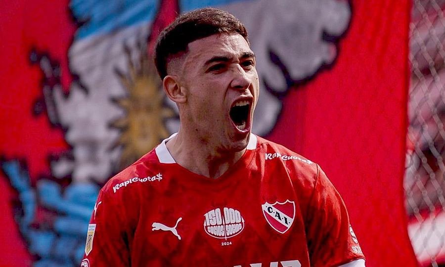 Santiago Montiel durante un partido con Independiente: el delantero argentino fue distinguido con el Premio Puskás por uno de los goles más espectaculares del año.