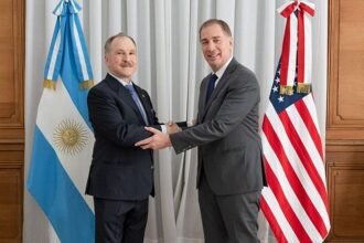 Reunión protocolar entre autoridades nacionales y representantes diplomáticos en Casa Rosada.