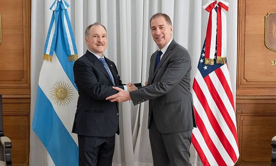 Reunión protocolar entre autoridades nacionales y representantes diplomáticos en Casa Rosada.