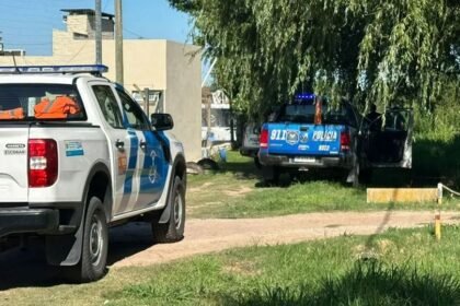 Prefectura Naval y personal policial trabajaron en la zona del río Coronda donde fue hallada la embarcación con los dos hombres asesinados.