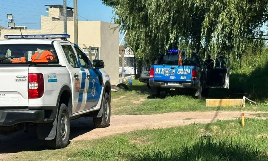 Prefectura Naval y personal policial trabajaron en la zona del río Coronda donde fue hallada la embarcación con los dos hombres asesinados.