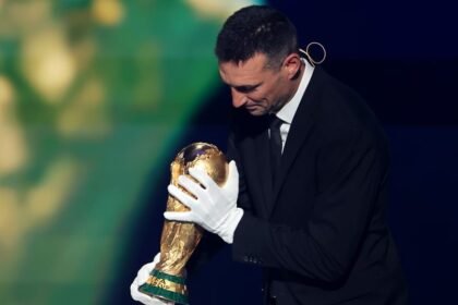 Lionel Scaloni muestra la Copa del Mundo