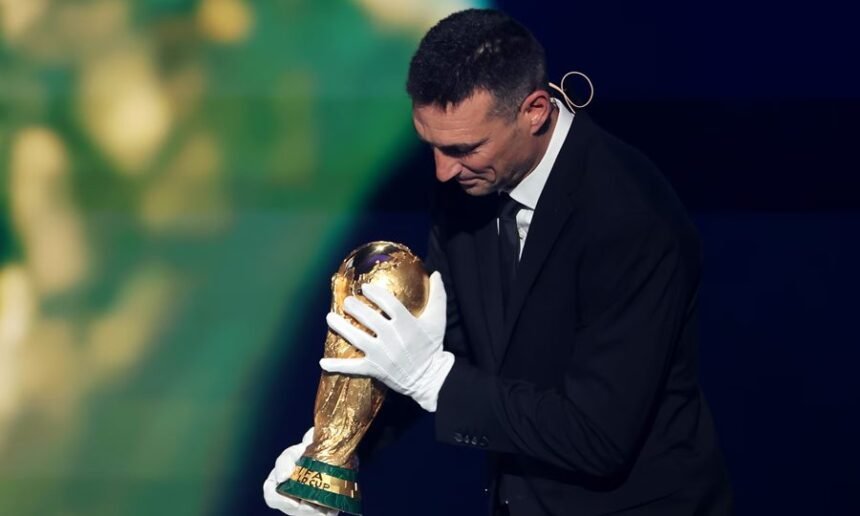 Lionel Scaloni muestra la Copa del Mundo