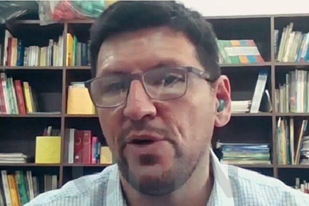 Sebastián Cámara, subsecretario de Educación Inicial de la ciudad de Santa Fe, durante la entrevista realizada vía Zoom en el programa F5.