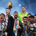 La Selección Argentina campeona del mundo celebra el título en Qatar 2022, con Lionel Messi levantando la Copa del Mundo en una imagen histórica del fútbol argentino.