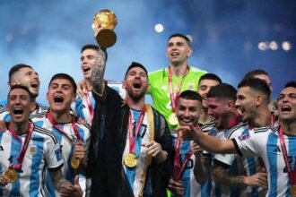 La Selección Argentina campeona del mundo celebra el título en Qatar 2022, con Lionel Messi levantando la Copa del Mundo en una imagen histórica del fútbol argentino.