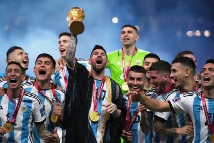 La Selección Argentina campeona del mundo celebra el título en Qatar 2022, con Lionel Messi levantando la Copa del Mundo en una imagen histórica del fútbol argentino.