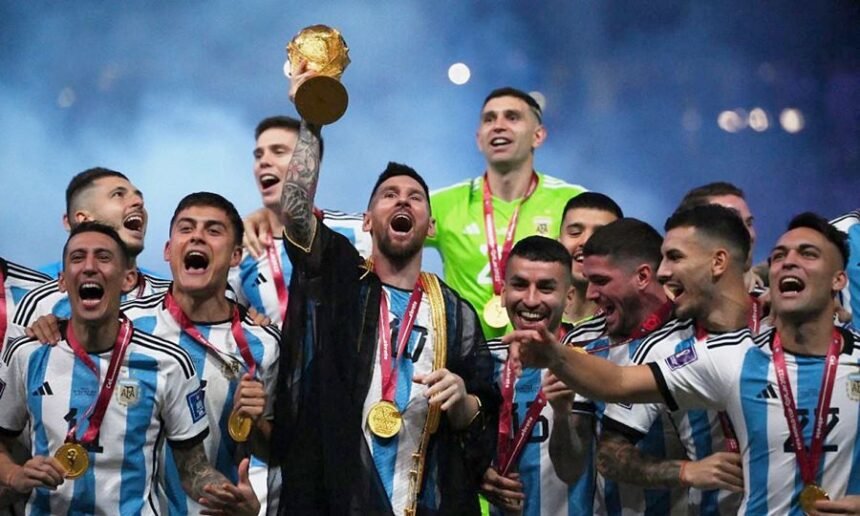 La Selección Argentina campeona del mundo celebra el título en Qatar 2022, con Lionel Messi levantando la Copa del Mundo en una imagen histórica del fútbol argentino.