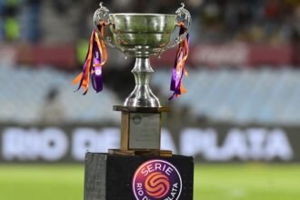 La copa de la Serie Río de la Plata, símbolo del torneo internacional que reúne a clubes sudamericanos en la pretemporada.