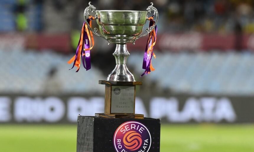 La copa de la Serie Río de la Plata, símbolo del torneo internacional que reúne a clubes sudamericanos en la pretemporada.