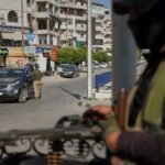 Fuerzas de seguridad realizan controles en una ruta de Siria como parte de los operativos de vigilancia y lucha contra el terrorismo en la región.