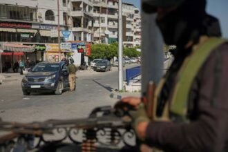 Fuerzas de seguridad realizan controles en una ruta de Siria como parte de los operativos de vigilancia y lucha contra el terrorismo en la región.