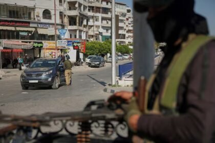 Fuerzas de seguridad realizan controles en una ruta de Siria como parte de los operativos de vigilancia y lucha contra el terrorismo en la región.