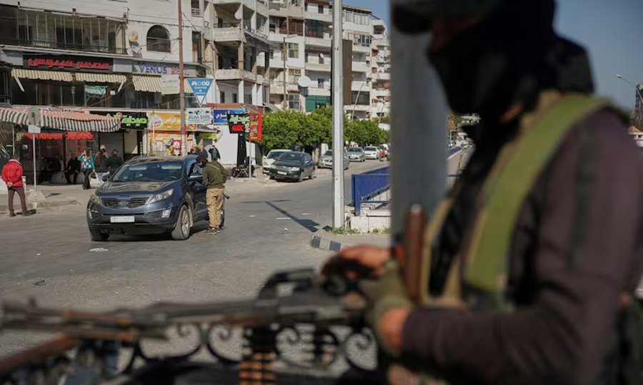Fuerzas de seguridad realizan controles en una ruta de Siria como parte de los operativos de vigilancia y lucha contra el terrorismo en la región.