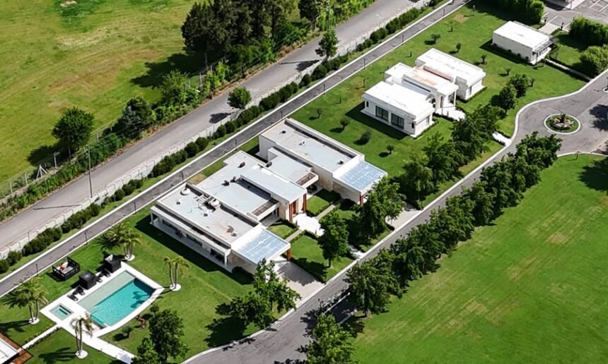 Vista general de la mansión de Pilar mencionada en la investigación judicial.