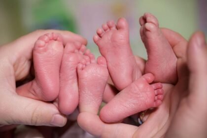 El nacimiento de trigemelas idénticas en Trelew es un hecho poco frecuente a nivel mundial.