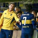 Momento del cambio en el que Exequiel Zeballos abandona el campo de juego durante la semifinal del Torneo Clausura.