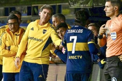Momento del cambio en el que Exequiel Zeballos abandona el campo de juego durante la semifinal del Torneo Clausura.