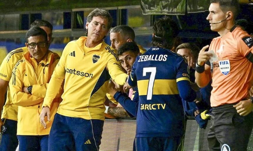 Momento del cambio en el que Exequiel Zeballos abandona el campo de juego durante la semifinal del Torneo Clausura.