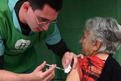 El municipio despliega operativos de vacunación itinerante en espacios públicos para facilitar el acceso a las vacunas esenciales.