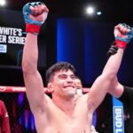 Kevin Vallejos celebra su victoria en el octágono tras imponerse por nocaut en un evento de UFC, consolidando su proyección internacional.