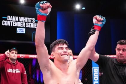 Kevin Vallejos celebra su victoria en el octágono tras imponerse por nocaut en un evento de UFC, consolidando su proyección internacional.