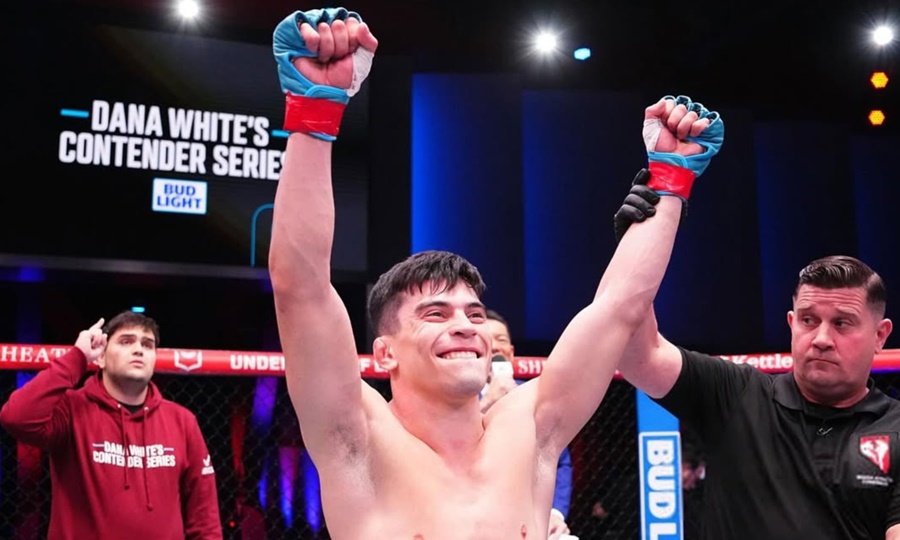 Kevin Vallejos celebra su victoria en el octágono tras imponerse por nocaut en un evento de UFC, consolidando su proyección internacional.